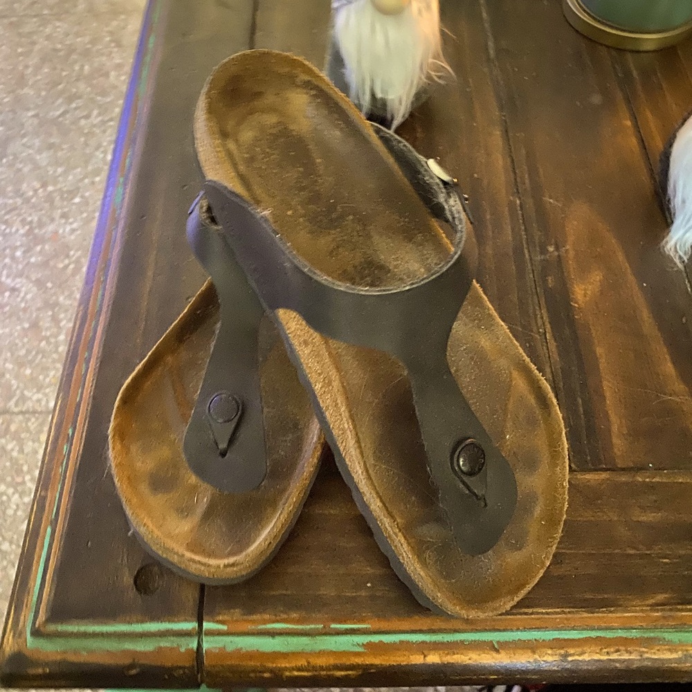 In perfect condition, Birkenstock women's size 38, US 8. Gizeh design.